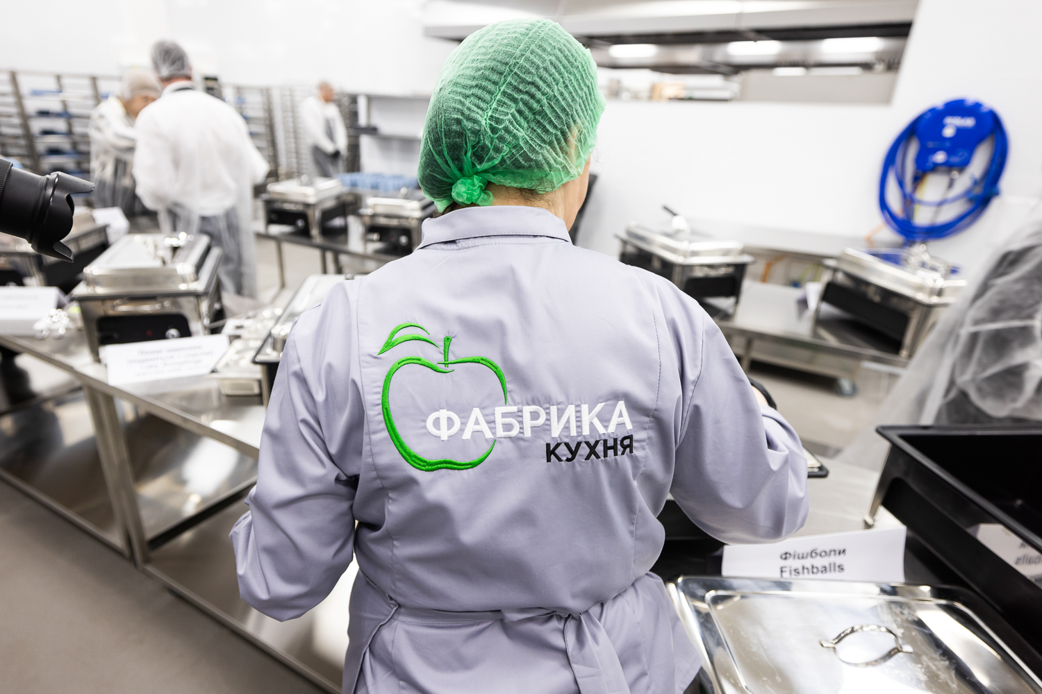Фабрика-кухня у Бучі — це не лише про нове меню, а й про нову культуру споживання та приготування їжі. В новій фабриці-кухні готують, шоково охолоджують їжу й транспортують до 16 шкіл Бучанської громади.