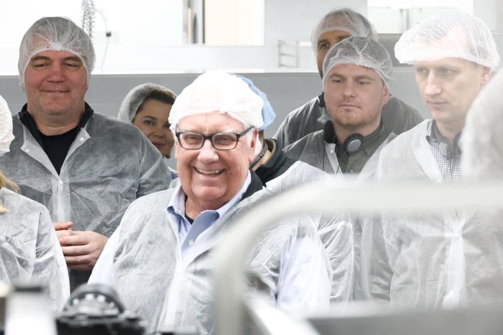 Будівництво фабрики-школи реалізували за фінансування американського бізнесмена Говарда Баффета у межах реформи шкільного харчування.